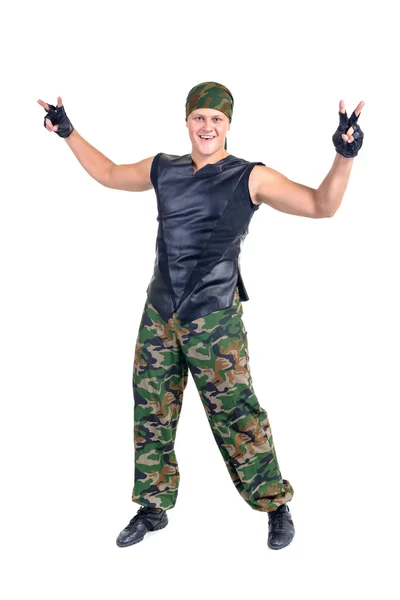 Bailarina de camuflaje soldado mostrando algunos movimientos — Foto de Stock