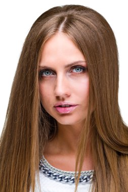 şık ve çekici bir genç kadın portresi.