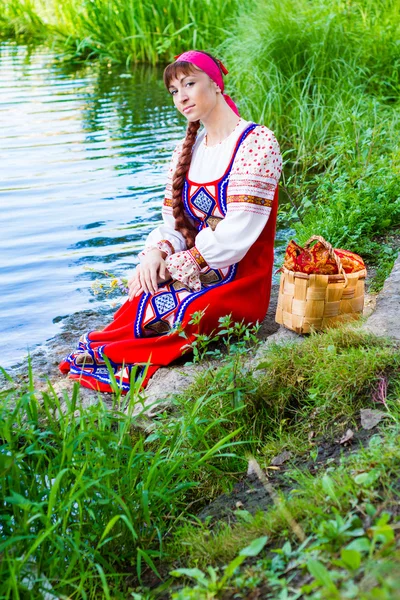 Žena v šatech barvy stylizovaný Ukrajinská lidová — Stock fotografie