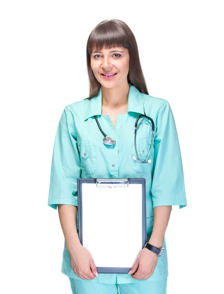 Jeune femme médecin avec ordinateur portable — Photo