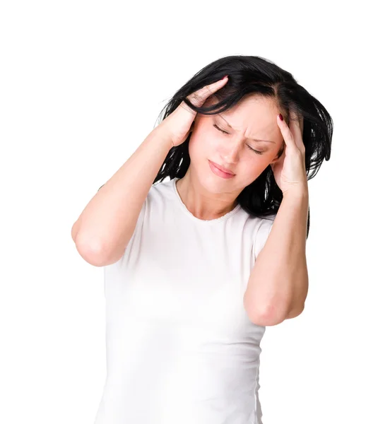 Una giovane donna con un mal di testa che tiene la testa, isolata su bianco — Foto Stock