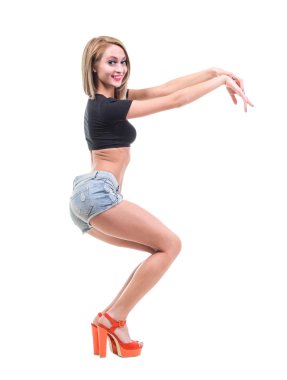 güzel bir kadın seksi kot şort poz