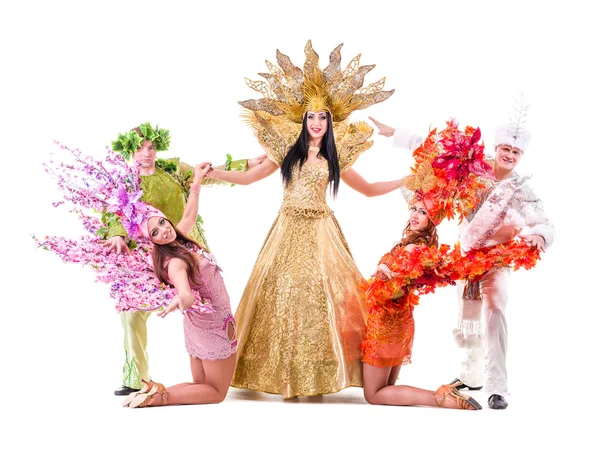 Tým tanečnice nosí karnevalové kostýmy, tance — Stock fotografie