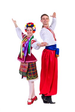 güzel dans eden çift Ukrayna Ulusal geleneksel kostüm giyim mutlu gülümseme, tam uzunlukta portre izole Lehçe