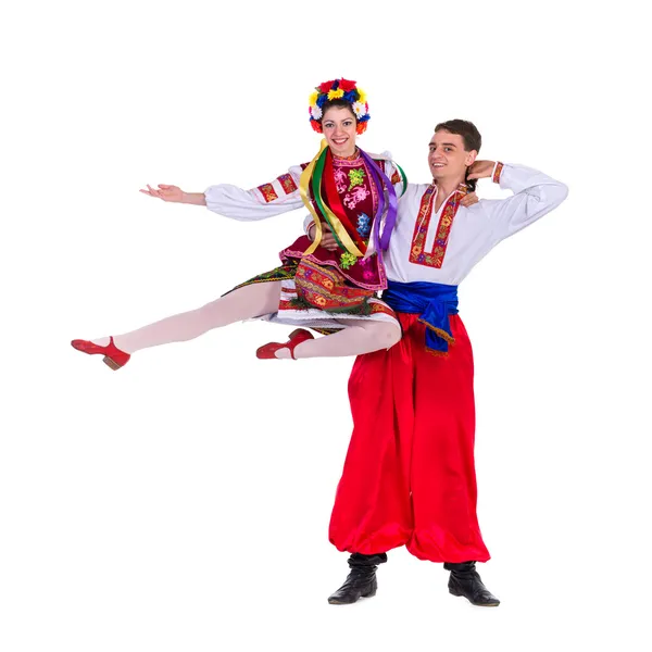 Vackra dansande par i ukrainska polsk traditionell folkdräkt kläder glada leende, full längd porträtt isolerade — Stockfoto