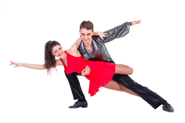 Elegante pareja joven bailando sobre fondo blanco — Foto de Stock