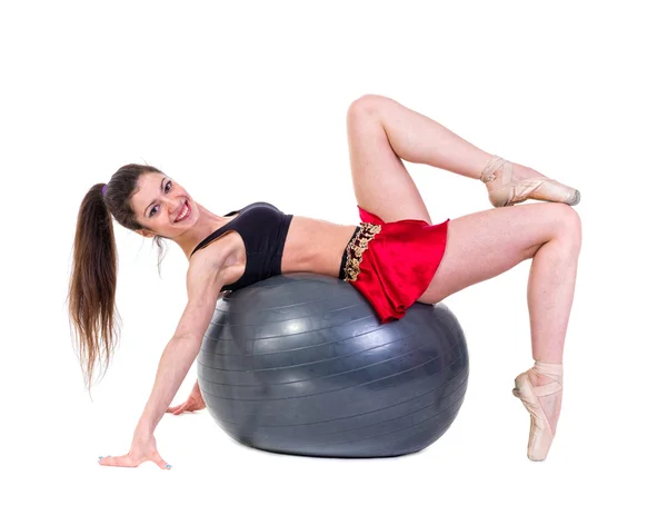 Joven mujer sonriente hace ejercicio con fitball — Foto de Stock