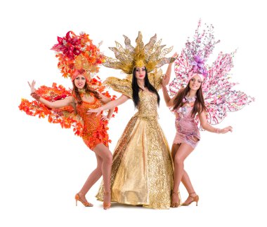 Üç karnaval dansçı kadın karşı izole beyaz dans