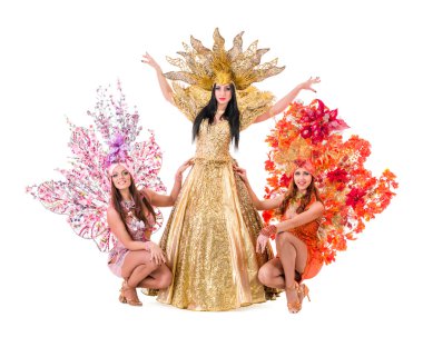 Üç karnaval dansçı kadın karşı izole beyaz dans