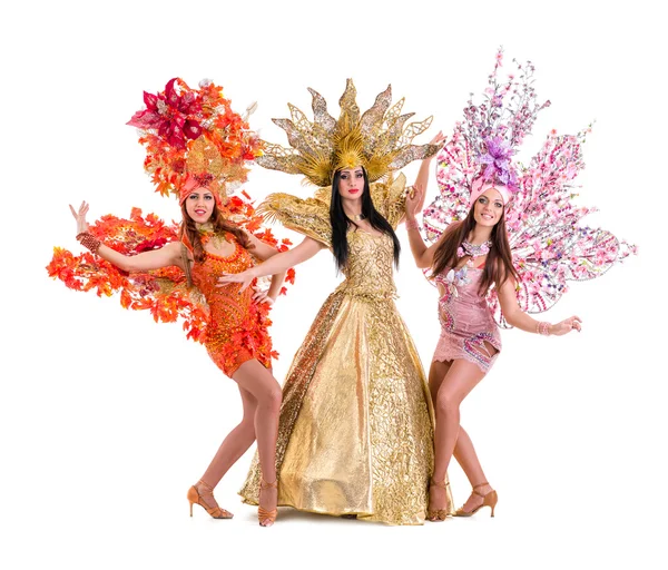Drei Karnevalstänzerinnen tanzen gegen vereinzelte Weiße — Stockfoto