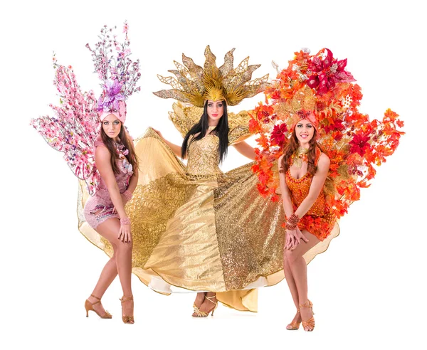 Три карнавальні жінки танцюють проти ізольованого білого — стокове фото