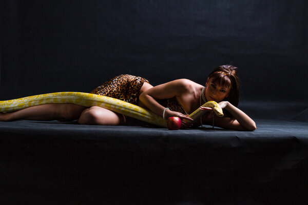 Женщина со змеей
