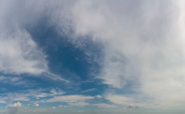 Fantásticas nuvens de trovão suaves, panorama do céu — Fotografia de Stock