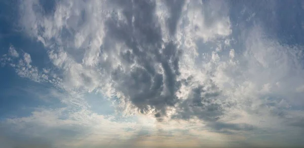 Фантастичні хмари на сході сонця — стокове фото