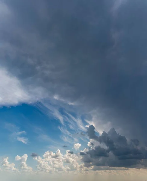 Fantastyczne chmury, pionowa panorama — Zdjęcie stockowe