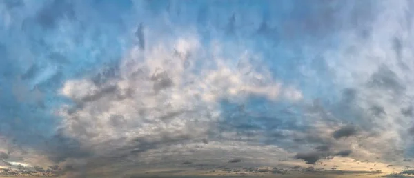 Fantásticas nubes al amanecer — Foto de Stock