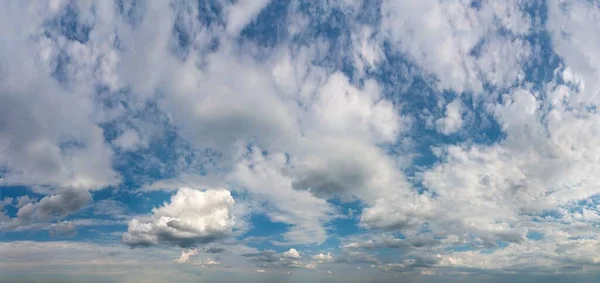 Fantásticas nuvens de trovão suaves, panorama do céu — Fotografia de Stock