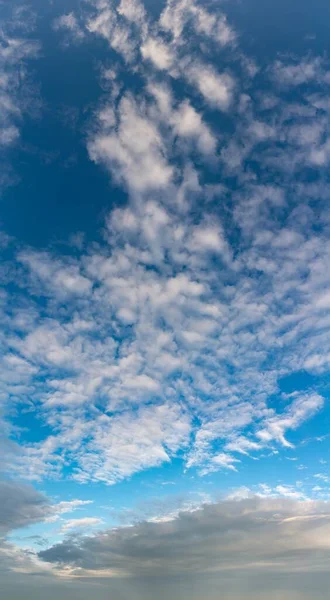 Fantásticas nubes de trueno suaves, panorama del cielo — Foto de Stock