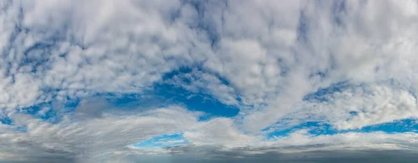 Fantásticas nubes de trueno suaves, panorama del cielo — Foto de Stock