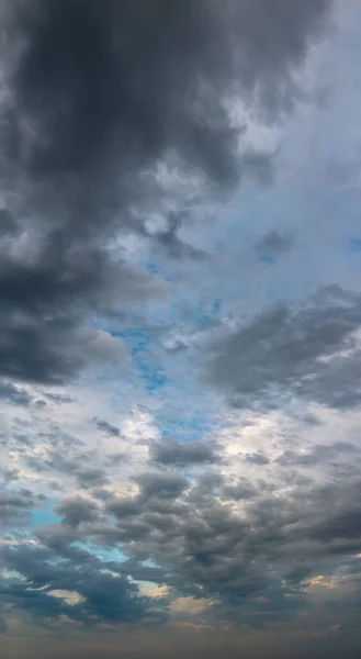 Fantastische Wolken bei Sonnenaufgang, vertikales Panorama — Stockfoto