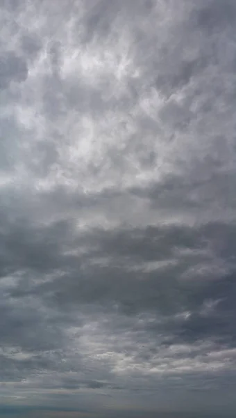 美妙柔和的雷云，天空的全景 — 图库照片