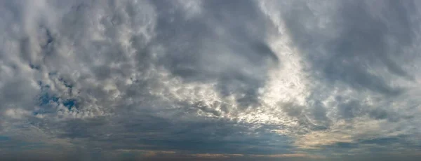Fantastiques nuages d'orage doux, panorama du ciel — Photo