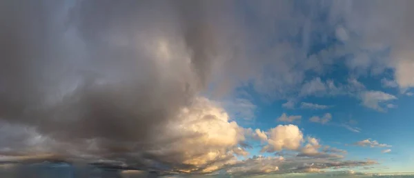 Fantásticas nubes al amanecer — Foto de Stock