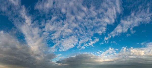 Fantastické měkké bouřkové mraky, panorama oblohy — Stock fotografie