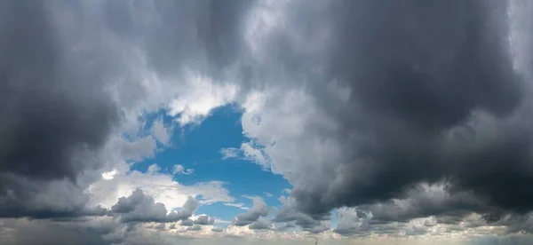 Fantásticas nubes de trueno suaves, panorama del cielo —  Fotos de Stock