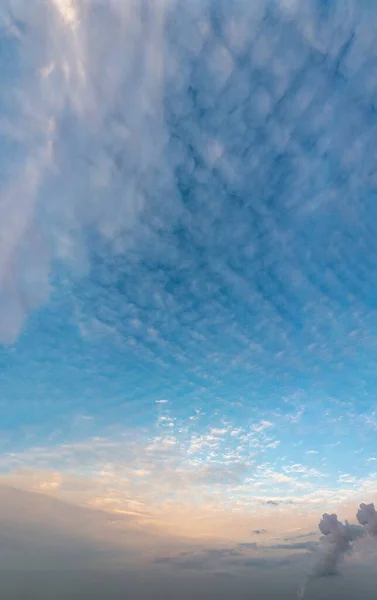 日出时的云彩，垂直的全景 — 图库照片