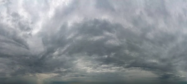 Fantastické měkké bouřkové mraky, panorama oblohy — Stock fotografie