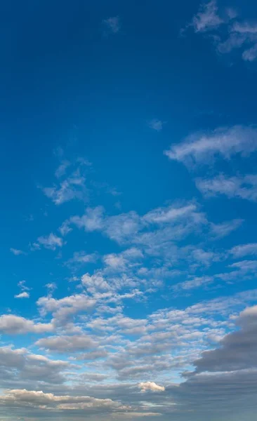 Fantastiche nuvole contro il cielo blu, panorama — Foto Stock