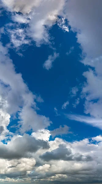 蔚蓝的天空映衬着神奇的云彩，全景 — 图库照片