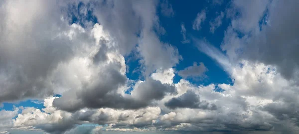 Fantastické měkké bouřkové mraky, panorama oblohy — Stock fotografie