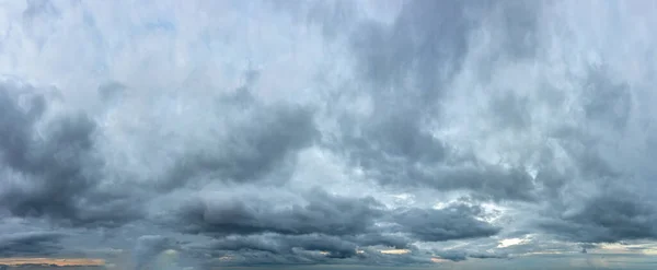 Fantásticas nuvens de trovão suaves, panorama do céu — Fotografia de Stock