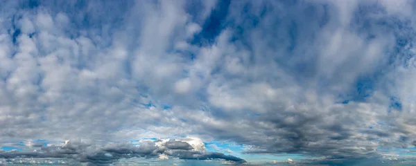 Fantastyczne chmury na tle błękitnego nieba, panorama — Zdjęcie stockowe