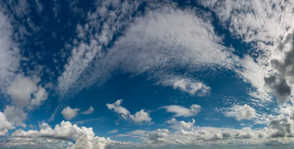 Fantásticas Nubes Suaves Contra Cielo Azul Composición Natural Panorama — Foto de Stock