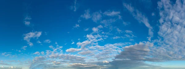 Fantásticas Nubes Suaves Contra Cielo Azul Composición Natural Panorama — Foto de Stock