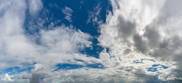 Güneş Doğarken Fantastik Yumuşak Bulutlar Doğal Bileşim — Stok fotoğraf