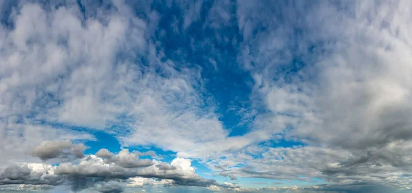 Fantastik Yumuşak Bulutlar Doğal Gökyüzü Kompozisyonu Geniş Panorama — Stok fotoğraf