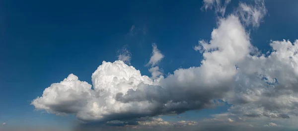 Nuvens Suaves Fantásticas Contra Céu Azul Composição Natural Panorama — Fotografia de Stock