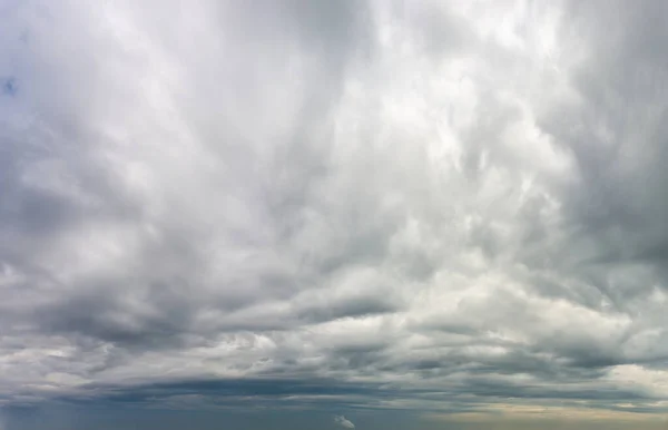 美妙的软云 自然的天空构图 广阔的全景 — 图库照片