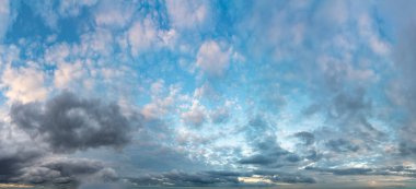 Güneş doğarken fantastik bulutlar