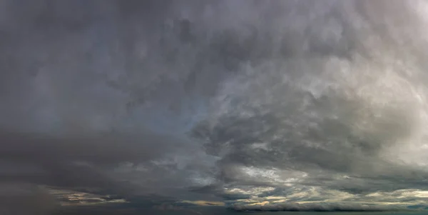 Fantastiska mörka åskmoln, sky panorama — Stockfoto