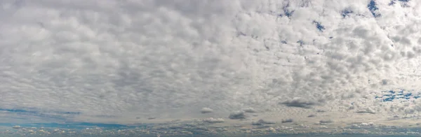 Fantásticas nubes de trueno suaves, panorama del cielo — Foto de Stock