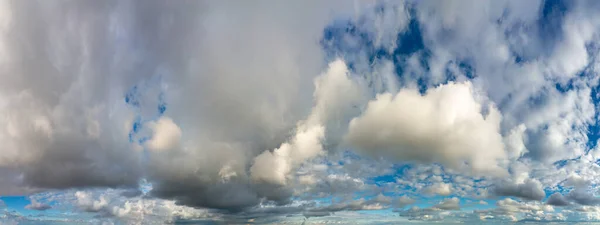 Fantastyczne chmury na tle błękitnego nieba, panorama — Zdjęcie stockowe