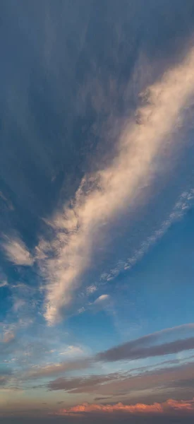 Фантастические облака на рассвете, вертикальная панорама — стоковое фото