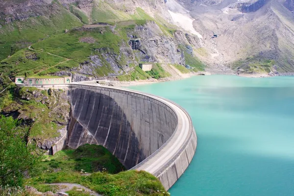 Concrete dam muur van kaprun power plant (no), salzburg Alpen, Oostenrijk — Stockfoto