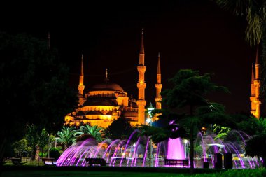İstanbul Sultanahmet Camii renkli gece sahne ile su Çeşmesi