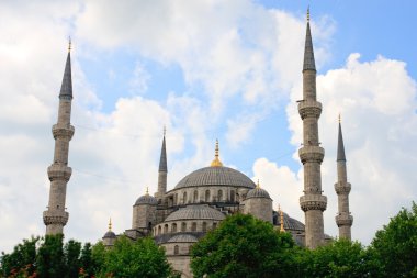 İstanbul Mavi Cami bulutlu gökyüzü önce